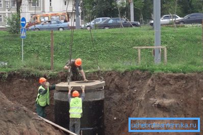 Montaż studni kanalizacyjnej. Montaż studni kanalizacyjnej.