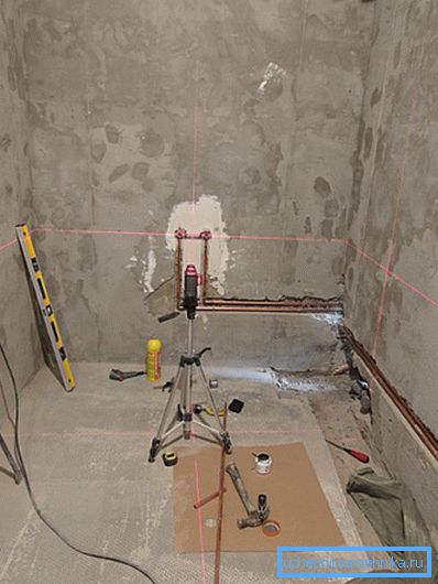 Instalacja doprowadzenia wody z miedzi w rowkach. Instalacja doprowadzenia wody z miedzi w rowkach.