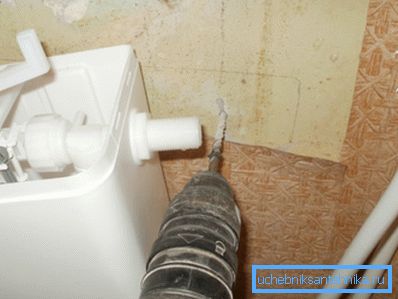 Montaż plastikowego zbiornika płuczącego na powierzchni ściany Montaż plastikowego zbiornika płuczącego na powierzchni ściany