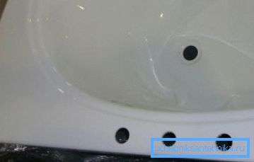 Możesz po prostu kupić wannę z otworami do instalacji dźwigu
