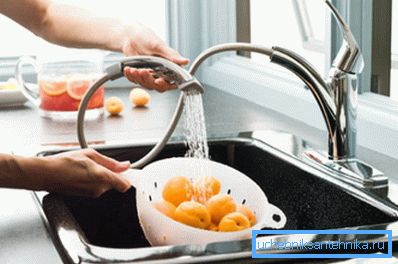 Mycie owoców pod elastyczną wylewką Mycie owoców pod elastyczną wylewką