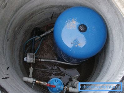 Na zdjęciu - umieszczenie sprzętu do zaopatrzenia w wodę do domu ze studni w kesonie. Na zdjęciu - umieszczenie sprzętu do zaopatrzenia w wodę do domu ze studni w kesonie.