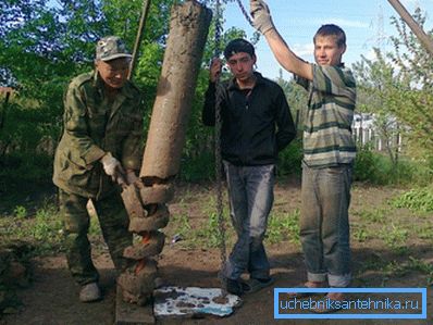 Na zdjęciu - ślimak wydobywany ze studni. Na zdjęciu - ślimak wydobywany ze studni.
