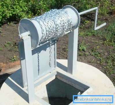Zdjęcie przedstawia kwadratową metalową pokrywę na zawiasach. Zdjęcie przedstawia kwadratową metalową pokrywę na zawiasach.