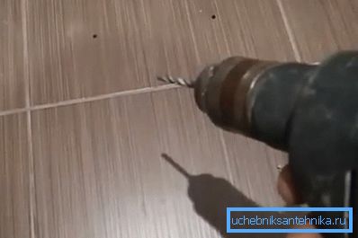 Na zdjęciu - czyste otwory w kafelku Na zdjęciu - czyste otwory w kafelku