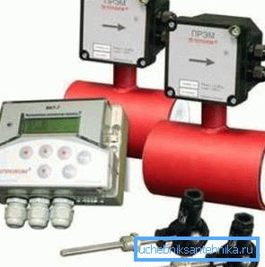 Na zdjęciu - elektroniczny licznik ciepła z rejestracją spadku ciśnienia na podkładkach. Na zdjęciu - elektroniczny licznik ciepła z rejestracją spadku ciśnienia na podkładkach.