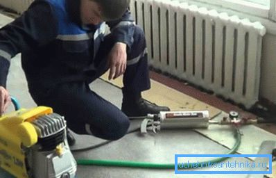 Na zdjęciu - płukanie hydropneumatyczne obiegu grzewczego Na zdjęciu - płukanie hydropneumatyczne obiegu grzewczego