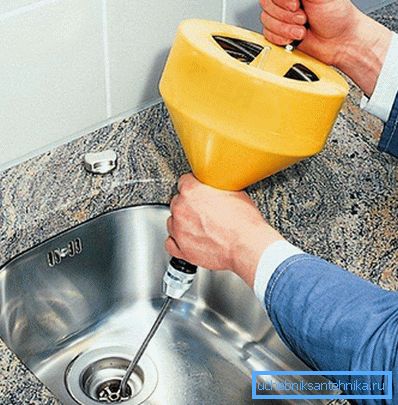 Na zdjęciu - użycie kabla sanitarnego Na zdjęciu - użycie kabla sanitarnego