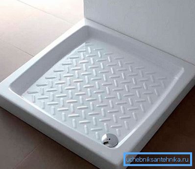 Na zdjęciu ceramiczny produkt z antypoślizgowym bieżnikiem. Na zdjęciu ceramiczny produkt z antypoślizgowym bieżnikiem.