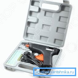 Zdjęcie pokazuje specjalne narzędzie - pistolet na klej (rzecz jest wygodna, może być przydatna w gospodarstwie domowym) Zdjęcie pokazuje specjalne narzędzie - pistolet na klej (rzecz jest wygodna, może być przydatna w gospodarstwie domowym)