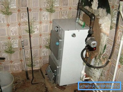 Zdjęcie pokazuje kocioł i zbiornik wyrównawczy zainstalowane na różnych wysokościach dla naturalnego obiegu. Zdjęcie pokazuje kocioł i zbiornik wyrównawczy zainstalowane na różnych wysokościach dla naturalnego obiegu.