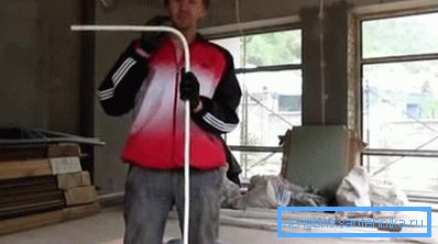 Zdjęcie przedstawia zgiętą metalowo-plastikową rurę pod kątem 90 stopni. Zdjęcie przedstawia zgiętą metalowo-plastikową rurę pod kątem 90 stopni.