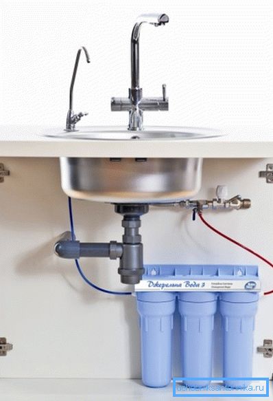 Na zdjęciu - mineralizator do systemów oczyszczania wody pod zlewem Na zdjęciu - mineralizator do systemów oczyszczania wody pod zlewem