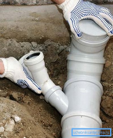 Na zdjęciu - montaż plastikowych rur z gniazdem Na zdjęciu - montaż plastikowych rur z gniazdem
