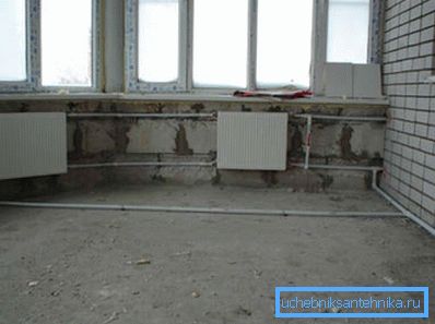 Na zdjęciu - instalacja systemu grzewczego w wiejskim domu Na zdjęciu - instalacja systemu grzewczego w wiejskim domu