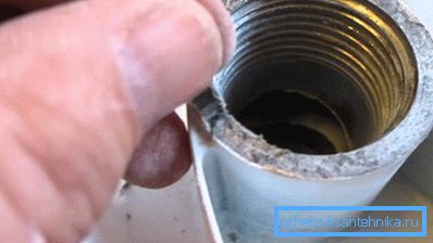 Zdjęcie pokazuje uszczelkę paronitu, która jest mocno przyklejona do kolektora. Zdjęcie pokazuje uszczelkę paronitu, która jest mocno przyklejona do kolektora.
