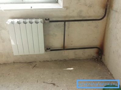 Na zdjęciu - nieco bardziej skomplikowana wersja instalacji grzejnika z instalacją zaworów odcinających. Na zdjęciu - nieco bardziej skomplikowana wersja instalacji grzejnika z instalacją zaworów odcinających.