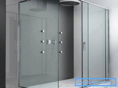 Na zdjęciu - szklany panel w stylu minimalistycznego prysznica. Na zdjęciu - szklany panel w stylu minimalistycznego prysznica.