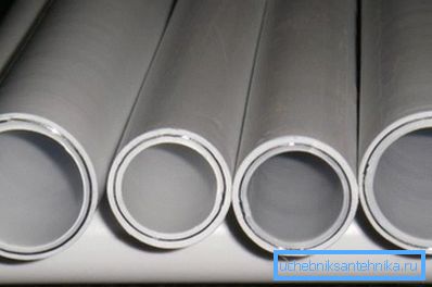 Zdjęcie przedstawia końcową część rury metalowo-plastikowej. Zdjęcie przedstawia końcową część rury metalowo-plastikowej.