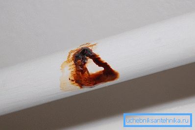 Zdjęcie pokazuje, jak korozja niszczy stalową rurę. Zdjęcie pokazuje, jak korozja niszczy stalową rurę.