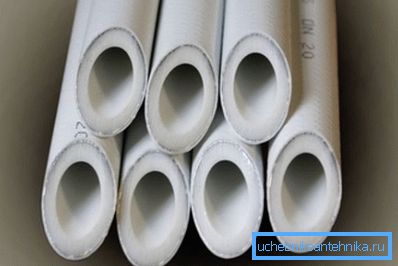 Na zdjęciu - rury polipropylenowe wzmocnione aluminium Na zdjęciu - rury polipropylenowe wzmocnione aluminium
