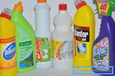Na zdjęciu: popularne chemikalia do czyszczenia rur. Na zdjęciu: popularne chemikalia do czyszczenia rur.