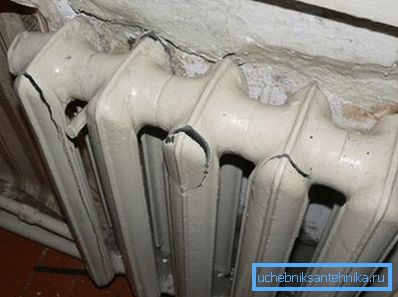 Na zdjęciu - skutki wstrząsu hydraulicznego w systemie grzewczym. Na zdjęciu - skutki wstrząsu hydraulicznego w systemie grzewczym.