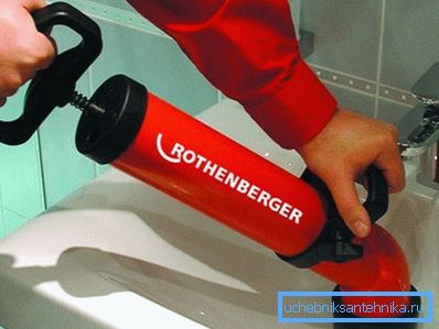 Na zdjęciu - używamy ręcznej pompy hydraulicznej Na zdjęciu - używamy ręcznej pompy hydraulicznej