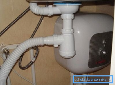 Na zdjęciu przykład instalacji kompaktowego podgrzewacza wody.