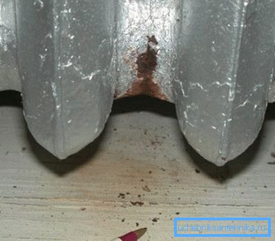 Na zdjęciu - nieszczelny żeliwny radiator Na zdjęciu - nieszczelny żeliwny radiator