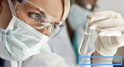 Na zdjęciu - proces kontroli jakości płynu pobranego z systemu zaopatrzenia w wodę. Na zdjęciu - proces kontroli jakości płynu pobranego z systemu zaopatrzenia w wodę.
