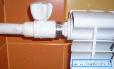 Zdjęcie pokazuje fabrycznie pomalowany grzejnik z plastikowym połączeniem. Zdjęcie pokazuje fabrycznie pomalowany grzejnik z plastikowym połączeniem.