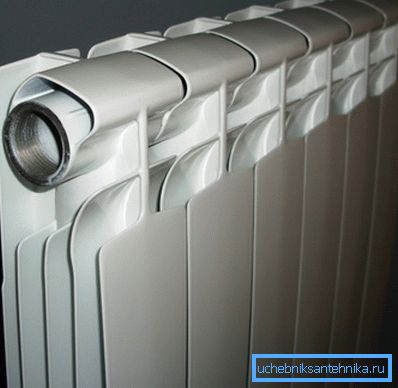 Na zdjęciu są prefabrykowane sekcje baterii aluminiowych. Na zdjęciu są prefabrykowane sekcje baterii aluminiowych.