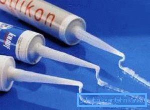 Na zdjęciu - szczeliwo silikonowe w rurkach do spoin kanalizacyjnych Na zdjęciu - szczeliwo silikonowe w rurkach do spoin kanalizacyjnych