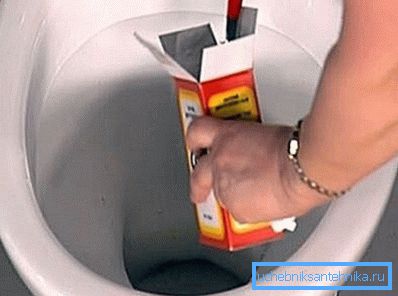 Na zdjęciu - soda z octem może wyeliminować drewniaki Na zdjęciu - soda z octem może wyeliminować drewniaki