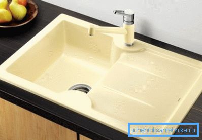 Na zdjęciu - nowoczesny zlew ceramiczny. Na zdjęciu - nowoczesny zlew ceramiczny.