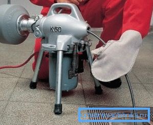 Na zdjęciu: eksperci często używają napędu elektrycznego do kabla, dzięki któremu prędkość czyszczenia wzrasta jeszcze bardziej. Na zdjęciu: eksperci często używają napędu elektrycznego do kabla, dzięki któremu prędkość czyszczenia wzrasta jeszcze bardziej.