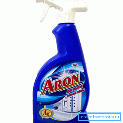 Na zdjęciu - spray do mycia pryszniców Na zdjęciu - spray do mycia pryszniców