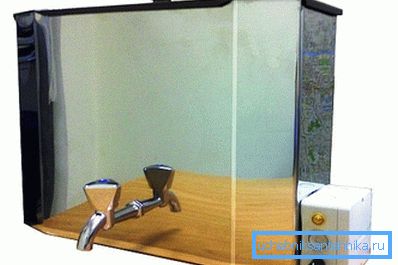 Na zdjęciu stalowa umywalka ścienna z ogrzewaniem elektrycznym. Na zdjęciu stalowa umywalka ścienna z ogrzewaniem elektrycznym.