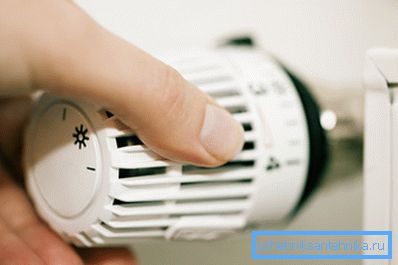 Na zdjęciu termostat na chłodnicy do kontrolowania wskaźników temperatury Na zdjęciu termostat na chłodnicy do kontrolowania wskaźników temperatury