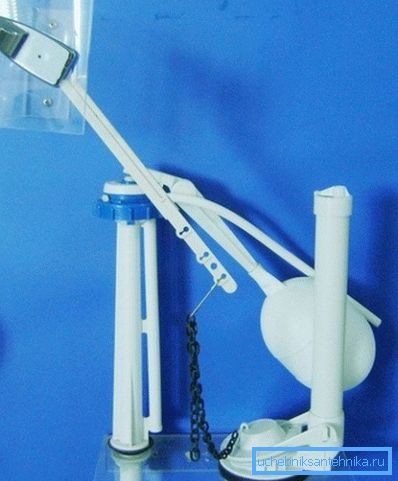 Zdjęcie pokazuje tradycyjny mechanizm spustowy z pływakiem na szynie. Zdjęcie pokazuje tradycyjny mechanizm spustowy z pływakiem na szynie.