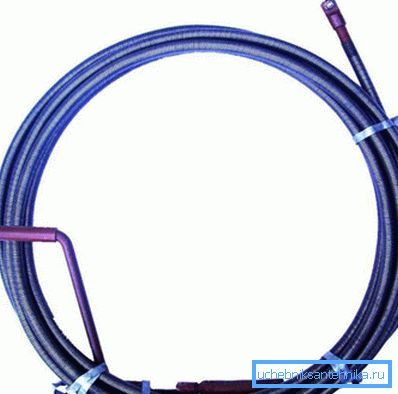 Na zdjęciu - kabel do czyszczenia rur kanalizacyjnych Na zdjęciu - kabel do czyszczenia rur kanalizacyjnych