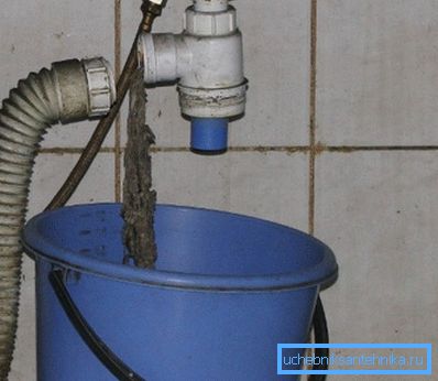 Na zdjęciu - usuwanie śmieci bezpośrednio z syfonu. Na zdjęciu - usuwanie śmieci bezpośrednio z syfonu.