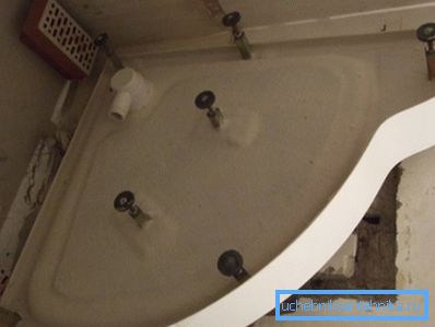 Zdjęcie pokazuje zainstalowany syfon. Zdjęcie pokazuje zainstalowany syfon.