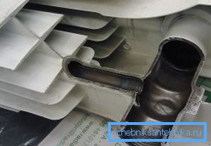 Zdjęcie pokazuje, że aluminiowe lamele są umieszczone na górze stalowej rury. Zdjęcie pokazuje, że aluminiowe lamele są umieszczone na górze stalowej rury.