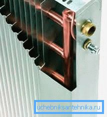 Zdjęcie pokazuje rury miedziane i aluminiowe lamele. Zdjęcie pokazuje rury miedziane i aluminiowe lamele.