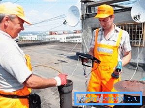 Na zdjęciu można obserwować, jak dłużnicy blokują system kanalizacyjny bez odwiedzania swoich domów. Na zdjęciu można obserwować, jak dłużnicy blokują system kanalizacyjny bez odwiedzania swoich domów.