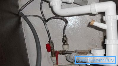 Na zdjęciu - zawory odcinające umożliwiają instalację bez wyłączania całego systemu zaopatrzenia w wodę. Na zdjęciu - zawory odcinające umożliwiają instalację bez wyłączania całego systemu zaopatrzenia w wodę.