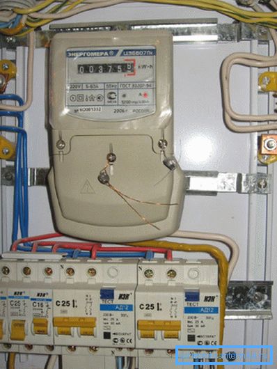 Każdy obwód powinien być zainstalowany na własnej maszynie, jak pokazano na zdjęciu. Każdy obwód powinien być zainstalowany na własnej maszynie, jak pokazano na zdjęciu.