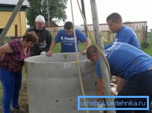Na pierwszych betonowych produktach kładzie się drugi. Na pierwszych betonowych produktach kładzie się drugi.